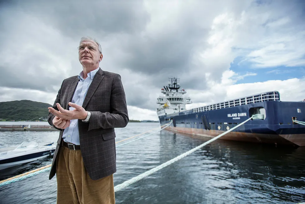 Finansdirektør Henning Sundet i Island Offshore. «Island Dawn» i bakgrunnen er lagt i opplag. Foto: Marius Beck Dahle