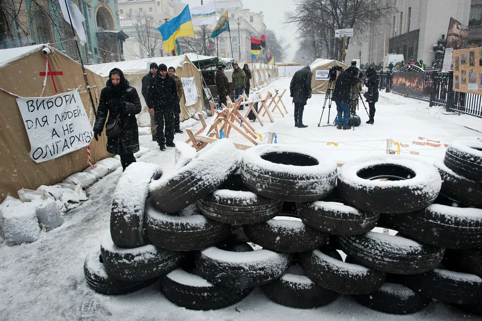 Motstandere av president Petro Porosjenko hadde onsdag barrikadert seg med bildekk utenfor parlamentet i Kiev. Demonstrantene krevde at Ukrainas president må gå av. Foto: Evgeniy Maloletka/AP/NTB Scanpix