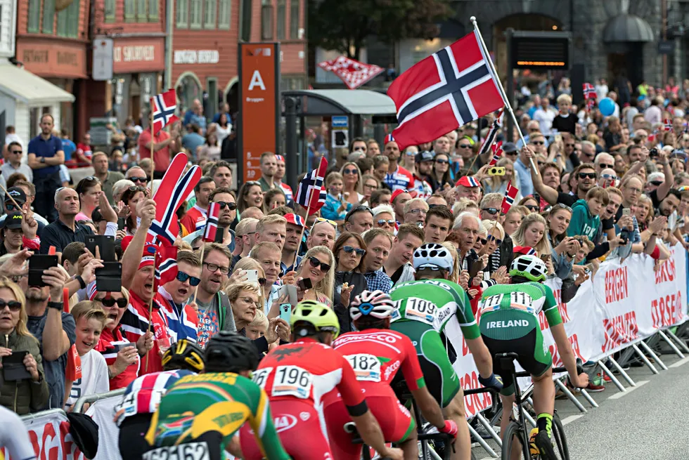 Nå er blåmandagen i ferd med å innhente festen under sykkel-VM i Bergen. Bildet er fra fellesstart menn på VMs siste dag. Foto: Marit Hommedal / NTB scanpix