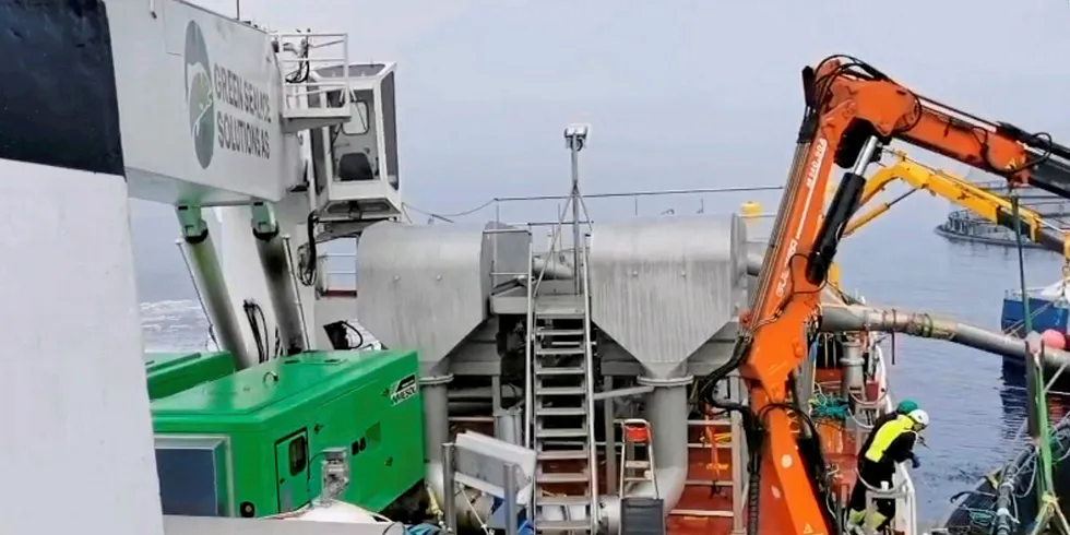 «SealiceHunter 1» i arbeid hos Bremnes Seashore på Bremnes.