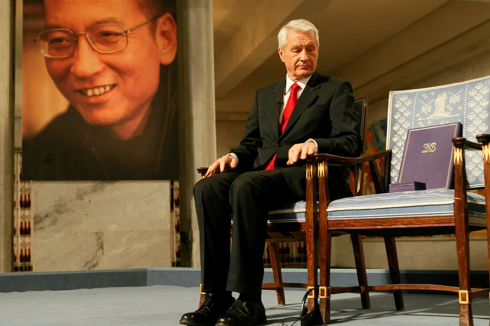 Daværende leder av Nobelkomiteen Thorbjørn Jagland deler ut prisen til Liu Xiaobo i 2010. Foto: Heiko Junge