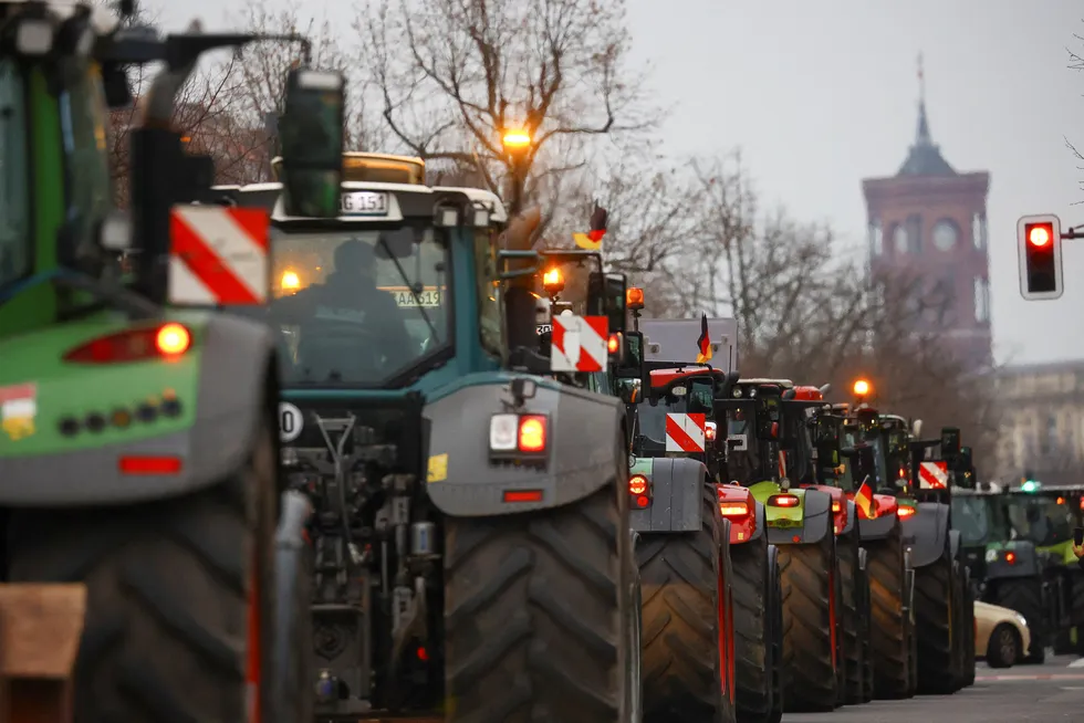 Traktorblokade. Tyske bønder protesterer i Berlin mot kutt i dieselsubsidier