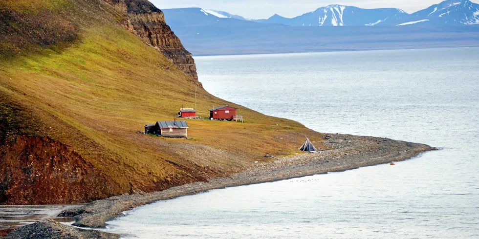 Det gylne prinsipp i Svalbardtrakteten er at ingen borger fra land som er parter i Svalbardtraktaten skal diskrimineres på grunnlag av nasjonalitet.