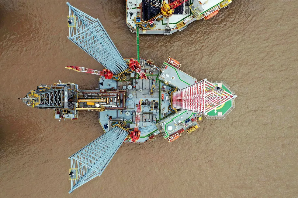 Jack-up Asian Endeavour on route for drilling campaign in Indonesia Photo: SWS