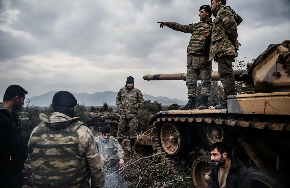 Tyrkia innledet militæroffensiven mot kurdiskkontrollerte områder i Nord-Syria i januar. Her er er tyrkiske soldater avbildet nær mens de venter nær den syriske grensen 21. januar i år. Foto: BULENT KILIC/AFP/NTB scanpix