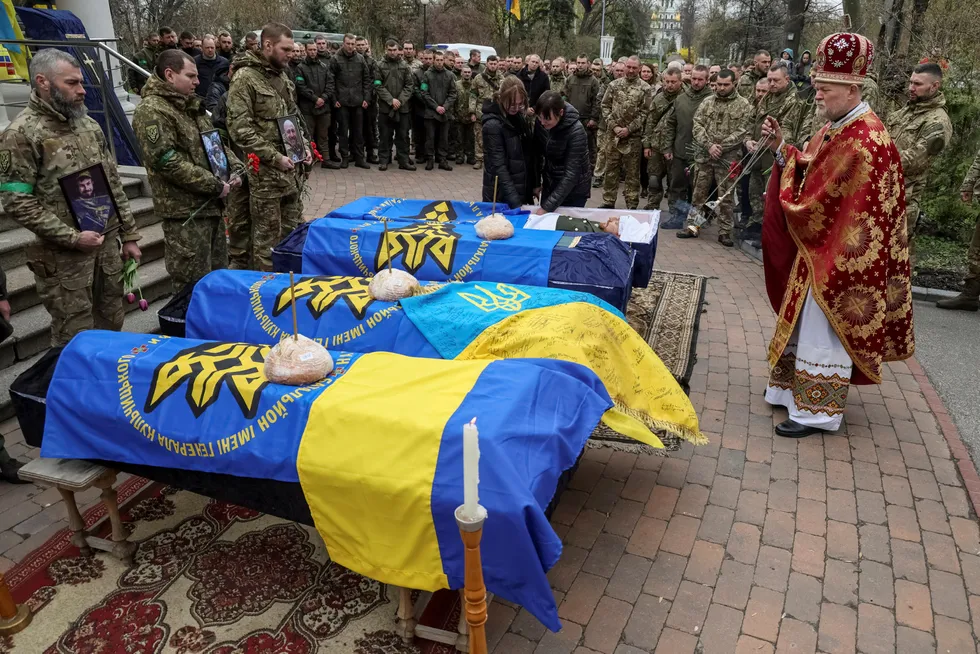 Den ukrainske nasjonalgarden sørger over tap av tre soldater i Kyiv før helgen.