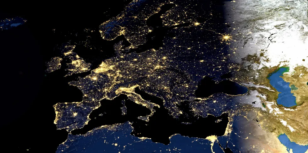De europeiske strømprisene har stor påvirkning på de norske – på godt og ondt. I morgen, onsdag, faller strømprisene i hele Europa, det samme gjør de norske.
