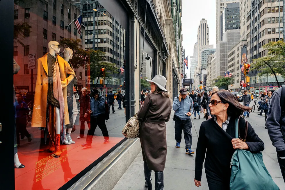 Nordmenn legger igjen en av ti kroner i utenlandske butikker. Her vindusshopping fra fra luksuriøse 5th Avenue på Manhattan i New York.