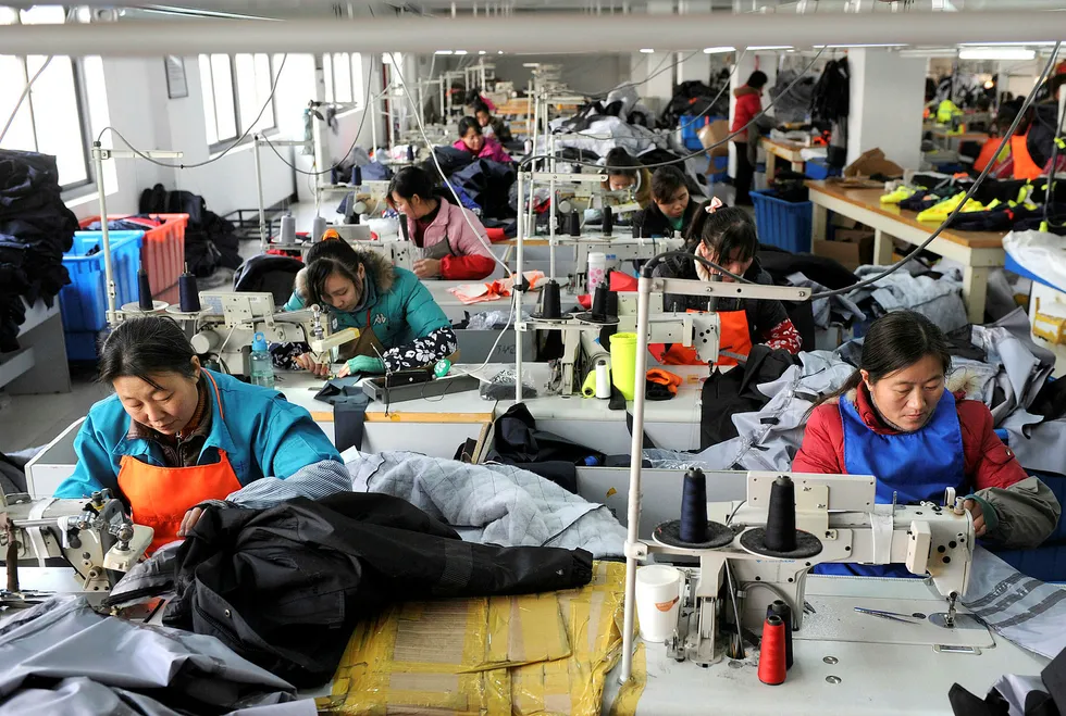 Ansatte ved en kinesisk tekstilfabrikk. – Kina blir mindre attraktivt nå nettopp på grunn av økte lønninger, skriver artikkelforfatteren. Foto: Jianan Yu/Reuters/NTB Scanpix