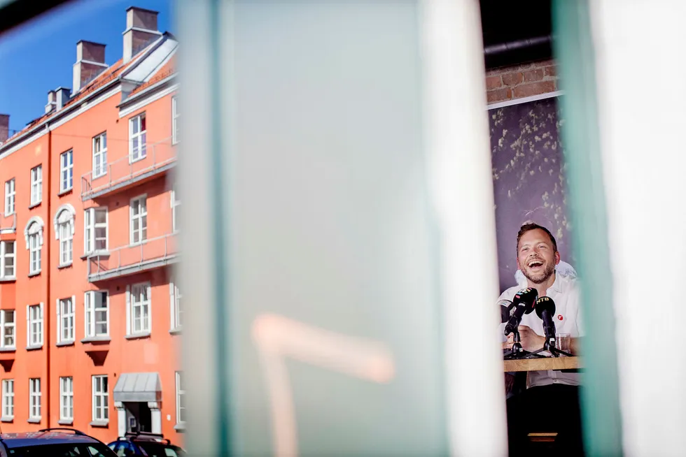 SV-leder Audun Lysbakken dro til Café Grådi Tøyen for å snakke om profitt og oppsummere stortingsåret. Foto: Øyvind Elvsborg