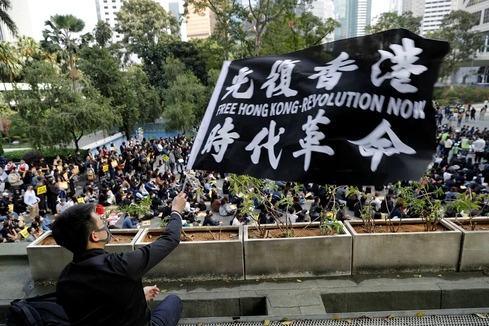 Demonstrasjonene pågår fortsatt i Hongkong – her fra et rally som reklamebyråer arrangerte på mandag. Finansbyen er inne i en dyp resesjon.