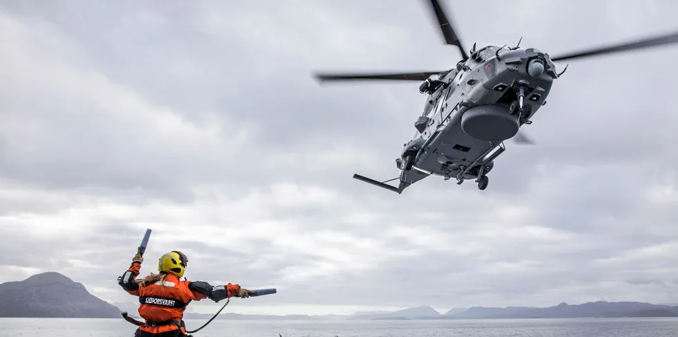 Kystvakthelikopteret NH90 øver på KV Senja, utenfor Harstad. Problemet er at det er så få helikoptre i lufta. Nå har forsvaret snart brukt 11 milliarder kroner på 14 nye helikoptre som aldri har blitt noe. Kan kun betegnes som en skandale, mener Fiskeribladet.