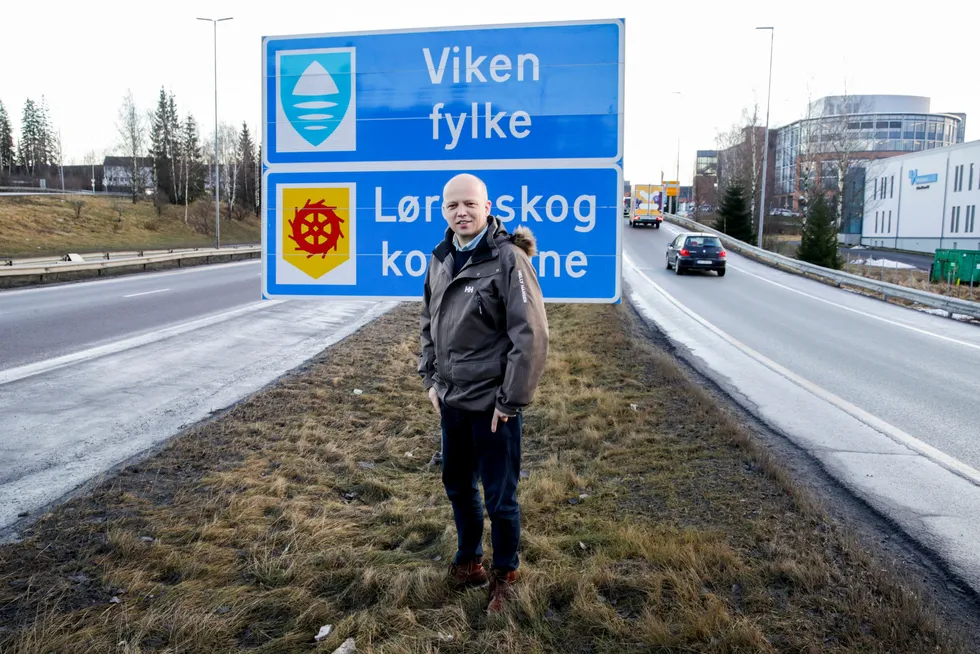 Senterpartiets leder Trygve Slagsvold Vedum har bekjempet regionreformen. Nå kan skiltet med Viken Fylke på grensen mellom Oslo og Akershus snart tas ned.
