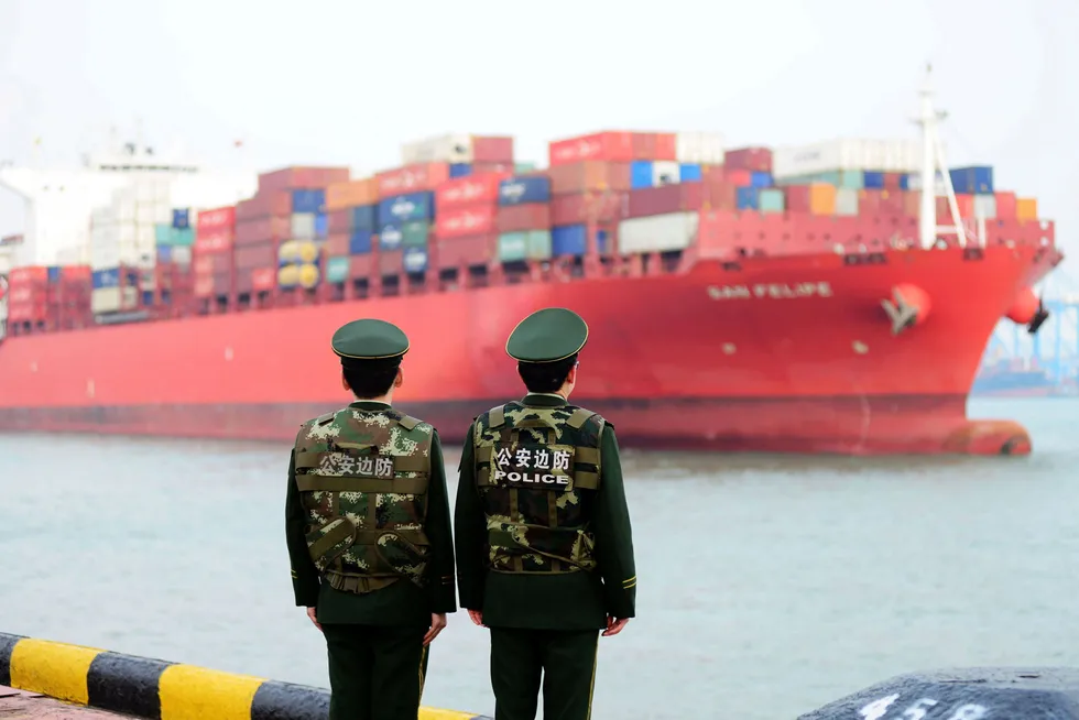 Kinesisk politi vokter eksporthavnen i Qingdao, Shandong-provinsen. Europakommisjonen ønsker mer kontroll med handelen.