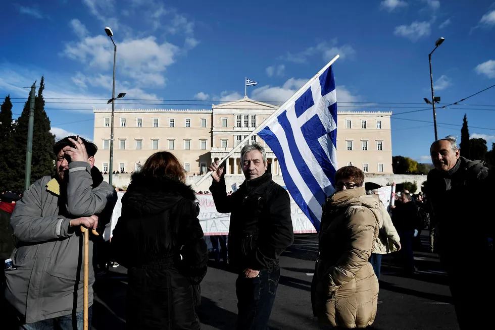 Grekerne trenger syv milliarder euro for å betale låneavdrag i juni. Vi kan stå foran en ny fullblods eurokrise. Tirsdag protesterte greske bønder mot landets budsjettpolitikk. Foto: Aris Messinis/AFP/NTB Scanpix