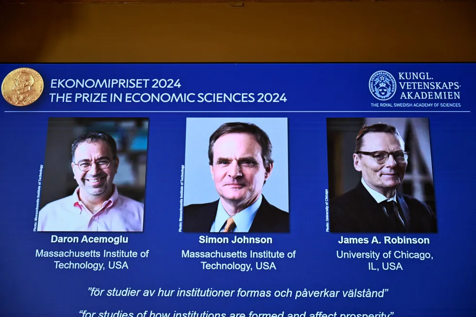 Daron Acemoglu, Simon Johnson og James A. Robinson tildeles Sveriges Riksbanks pris i økonomisk vitenskap til minne om Alfred Nobel for 2024.