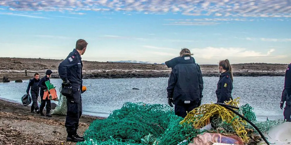 MARINT SØPPEL I NORD: Her et glimt fra i fjor – da Kystvakten ryddet søppel på Kiepertøya sør i Hinlopen på Svalbard.