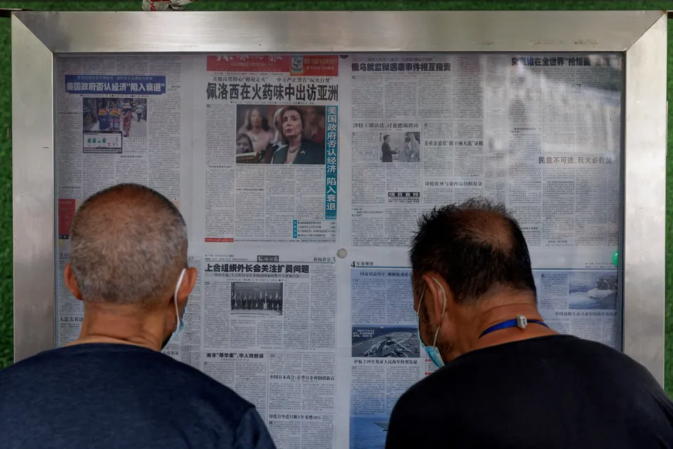 Statseide kinesiske medier har ryddet forsidene på tirsdag i forbindelse med den amerikanske toppolitikeren Nancy Pelosis Asia-reise. Global Times skriver at Pelosi bringer med seg «lukten av krutt til Asia».