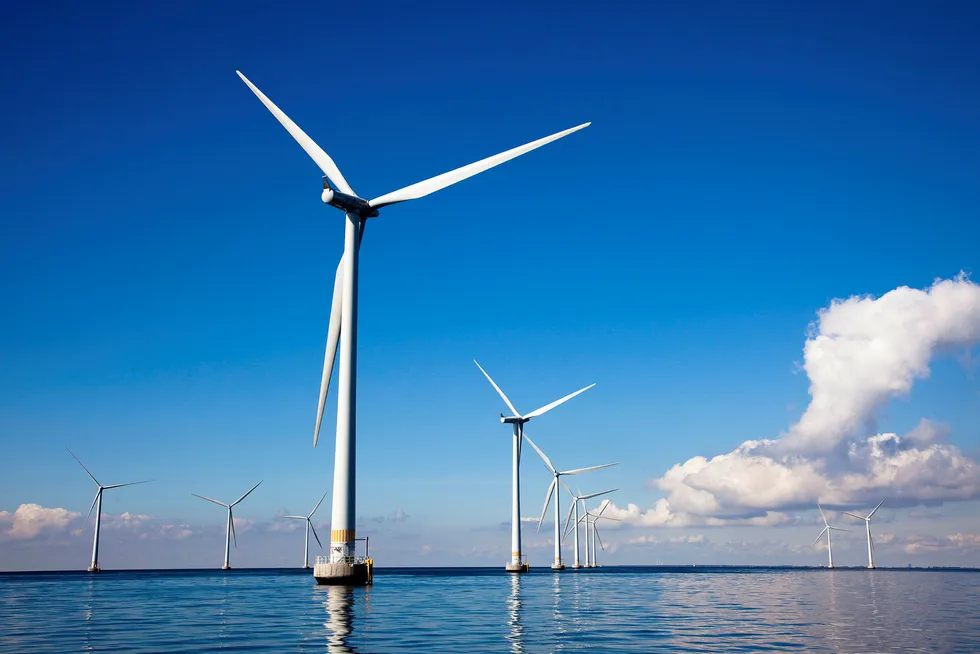 Flytende havvind innebærer at vindturbiner plasseres oppå flytende konstruksjoner i stedet for å bli festet til havbunnen.