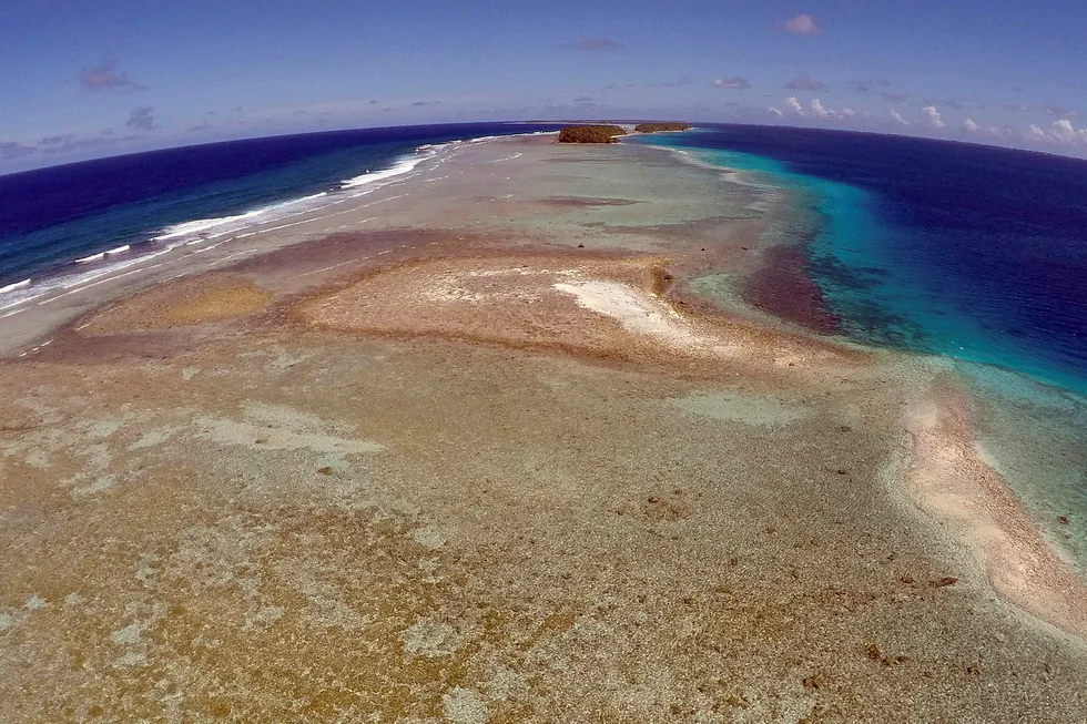 Klimaendringene snur opp ned på naturen, ifølge en ny stor studie. Bildet viser en atoll tilhørende Marshall Islands. Foto: Rob Griffith/AP photo/NTB scanpix