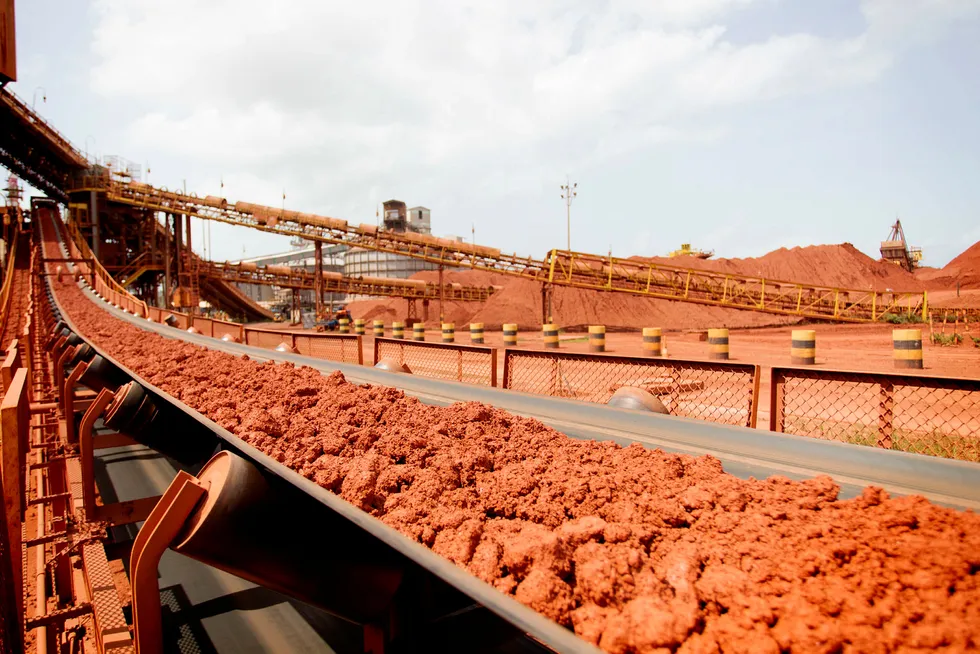 I delstaten Pará nordøst i Brasil driver Norsk Hydro verdens største raffineri for alumina, den viktigste ingrediensen i aluminium. På bildet ses et transportbånd med bauxitt ved anlegget. Foto: Norsk Hydro