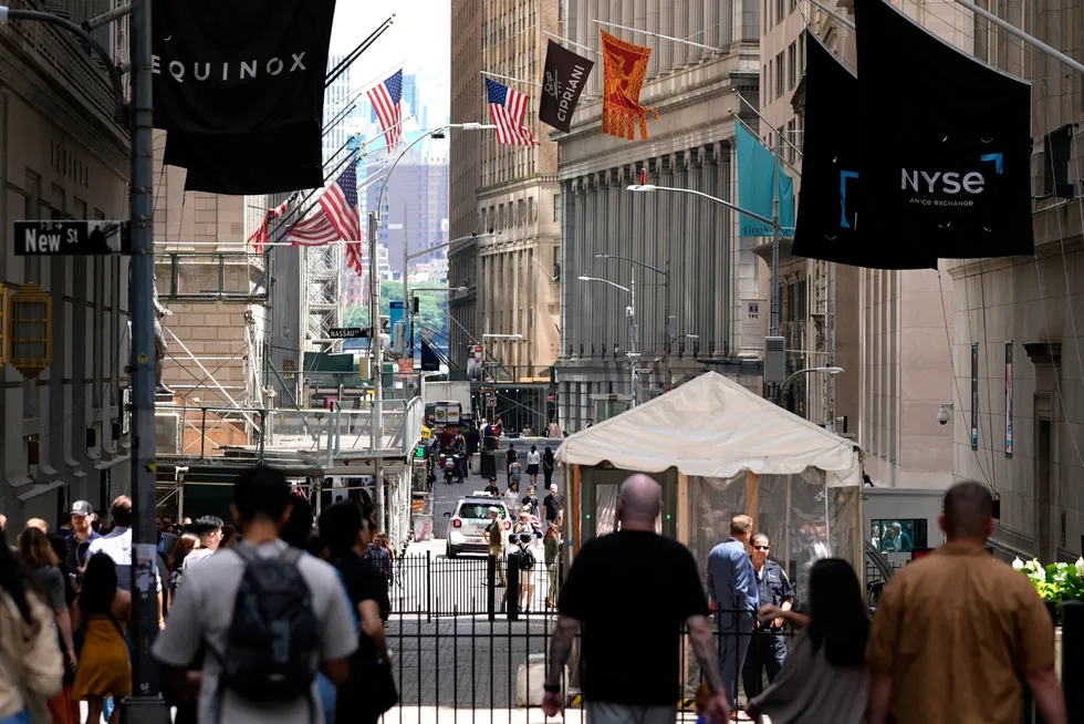 De amerikanske børsene er opp mandag. Her fra Wall Street og New York Stock Exchange (Nyse).