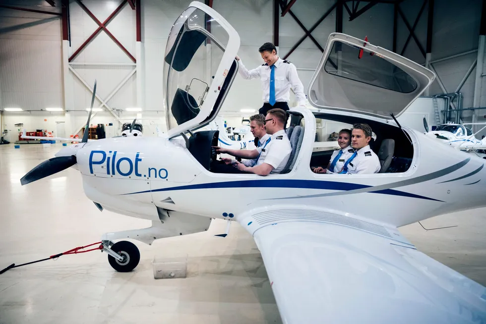 Pilot Flight Academy har utdannet flere hundre piloter årlig på Torp-flyplassen utenfor Sandefjord. Nå blir flycrew-selskapet AAP Aviation ny hovedeier på skolen for å sikre rekrutteringen i årene fremover. Bildet er tatt i 2018.