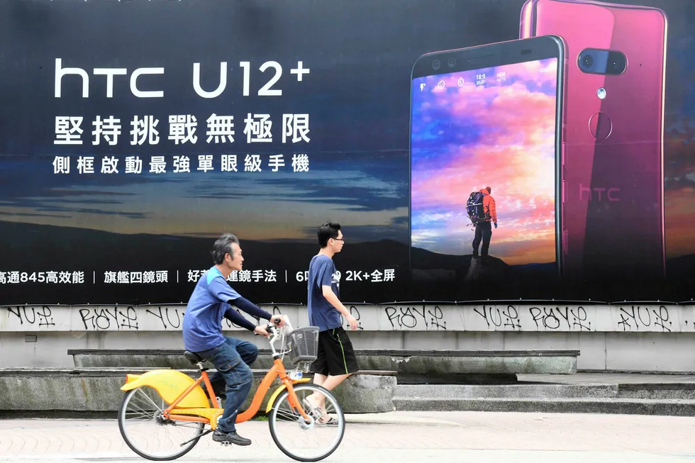 Omkring 1.500 risikerer å miste jobben etter nok et dårlig år for mobilprodusenten HTC Foto: AFP PHOTO