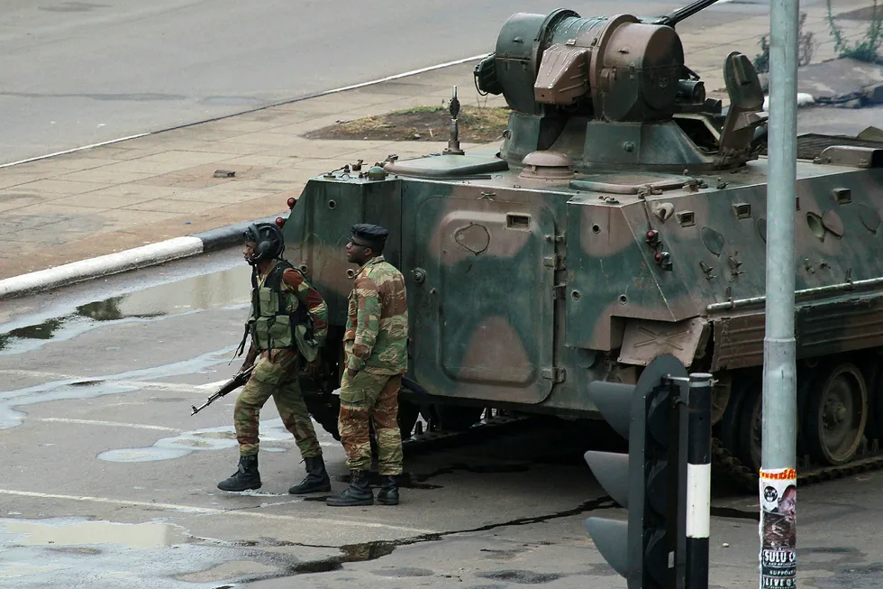 Det har vært stor militær aktivitet i Zimbabwe de siste dagene, men militæret avviser bestemt at det dreier seg om et statskupp. Foto: Tsvangirayi Mukwazhi/AP Photo/NTB scanpix