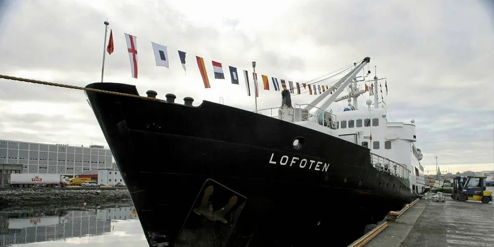 - Hurtigruteskipet m/s Lofoten fra OVDS feirer 40 år -. 20040310