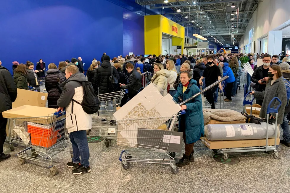 Stengetid. Russere i kø på Ikea i Moskva i mars for å sikre varer før butikken stengte. Nå mister 15.000 jobben.