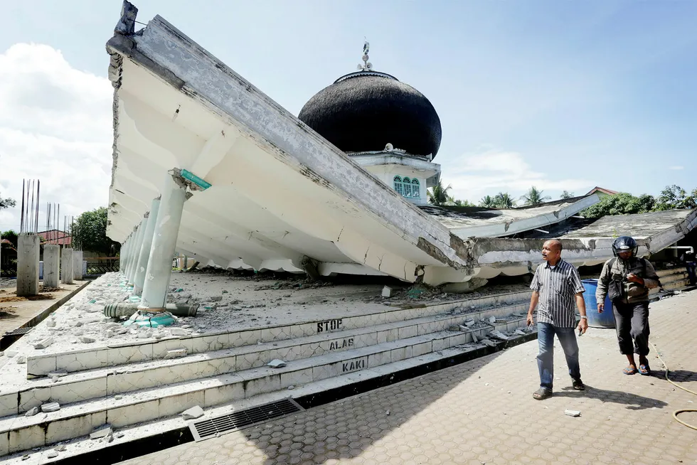 En rekke bygninger kollapset etter jordskjelvet onsdag, blant annet denne moskeen i Pidie Jaya i Aceh. Foto: Antara/Reuters/NTB scanpix