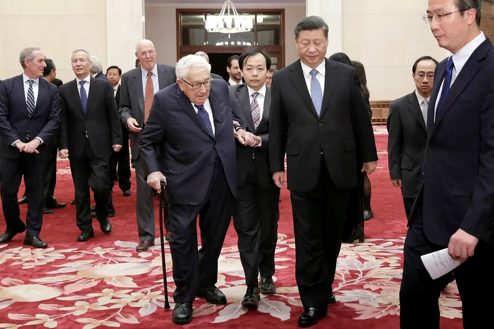 Den kinesiske toppledelsen rydder alltid kalenderen når USAs tidligere utenriksminister Henry Kissinger er i Beijing. President Xi Jinping følger Kissinger til et møte med delegatene.