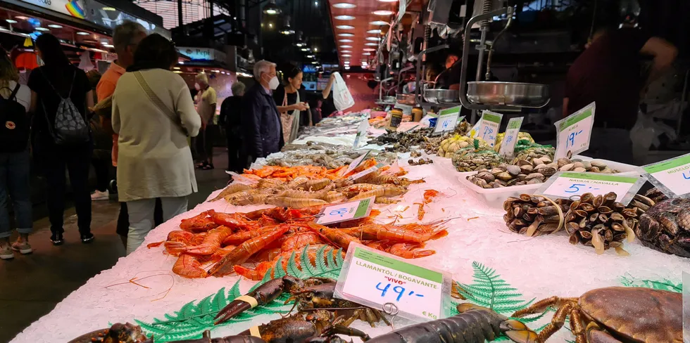 Illustrasjonsfoto: En liten fiskebutikk i Barcelona sentrum. Mye av fisken i Spania selges fortsatt på tradisjonell måte, i fiskebutikker eller betjente fiskedisker i supermarkeder