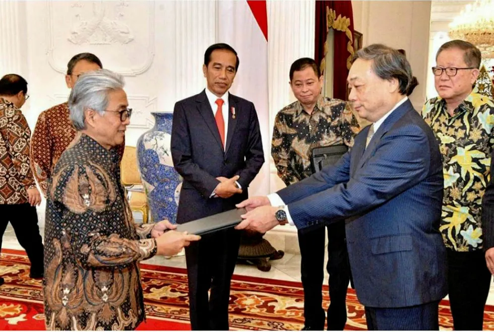 Approval: Inpex chief executive Takayuki Ueda recieves approval of revised Abadi development plan from SKK Migas boss Dwi Soetjipto in front of Indonesian Prime Minister Joko Widodo