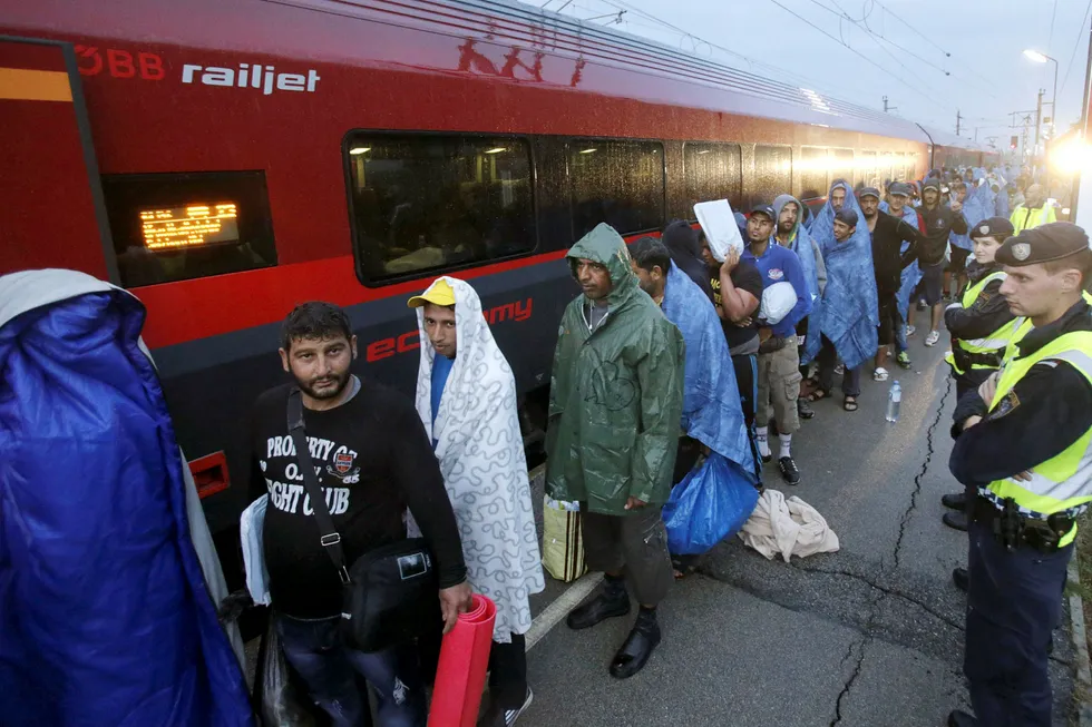 Migrants arrive at the Austrian train station of Nickelsdorf to board trains to Germany, September 5, 2015. REUTERS/Heinz-Peter Bader/File Photo --- Foto: HEINZ-PETER BADER/Reuters/NTB scanpix