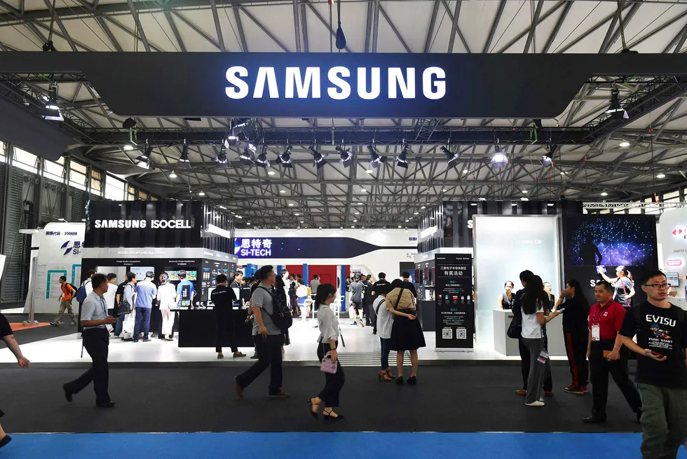 Samsung-gruppen skal investere over 1300 milliarder kroner de neste tre årene – det aller meste i den sørkoreanske økonomien. Smarttelefonmarkedet er mettet, og kinesiske konkurrenter tar innpå. Her fra Mobile World-konferansen i Shanghai.