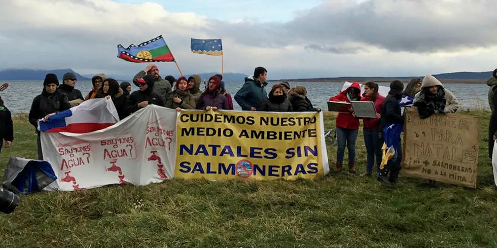 Lenge har protestene pågått mot at Australis Seafoods skal få bygge laksefabrikk i Puerto Natales i Chile. Bildet er fra en demonstrasjon i 2018. Slagordet på banneret er at byen skal være lakseselskapene foruten.