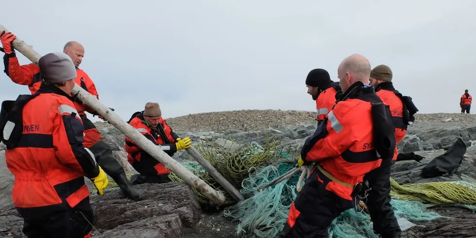 Strandrydding og søppel på Svalbard. Foto: Solvår Reiten/Sysselmannen