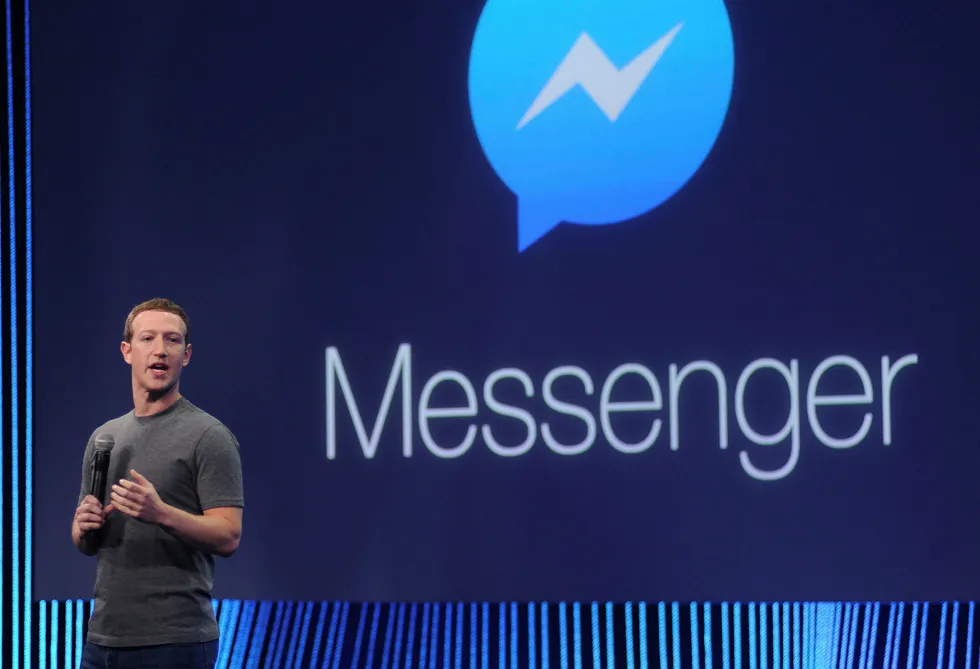 Facebook-sjef Mark Zuckerberg presenterer en ny versjon av Messenger. Plattformen brukes nå til å spre et virus som skal utvinne kryptovalutaen Monero. Foto: NTB Scanpix/AP/Josh Edelson