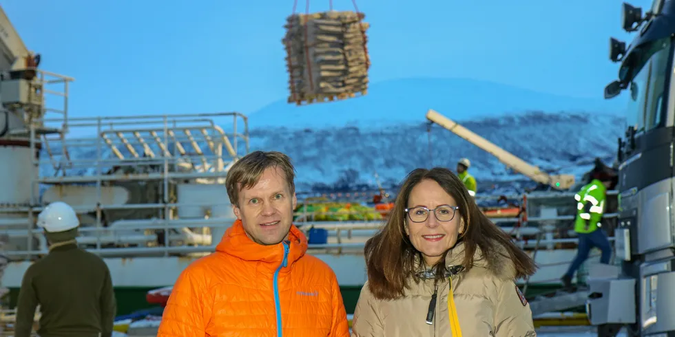 Lara Konradsdottir i Vesterålen Shipping og Eimskip Norway AS er den største mottakeren og transportør av russisk fisk for lagring og videretransport til markedene i Norge. Her sammen med Eirik Torbergsen administrerende direktør ved Tromsøterminalen, som Eimskip Norway AS eier sammen med Agnforsyningen.
