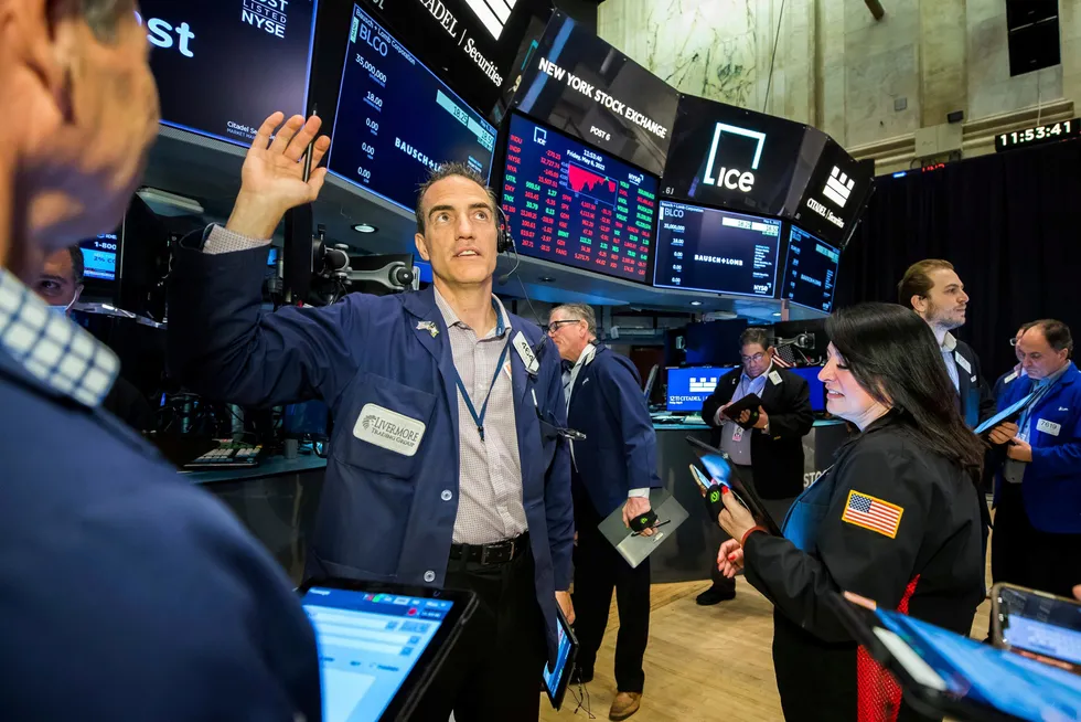 Det har vært ekstreme svingninger de siste dagene for aksjetradere på gulvet hos The New York Stock Exchange. Mandag falt S&P500-indeksen med 3,2 prosent, mens Nasdaq-indeksen stupte 4,2 prosent. Tirsdag åpnet markedene i USA litt opp.
