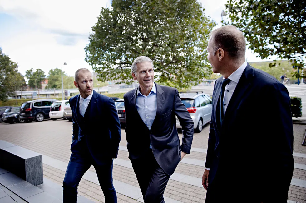 Tidligere Danske Bank-sjef Thomas Borgen (i midten) er på plass under søksmålet mot ham i København onsdag. Her flankert av advokatene Jimmy Skjold Hansen og Peter Schradieck.