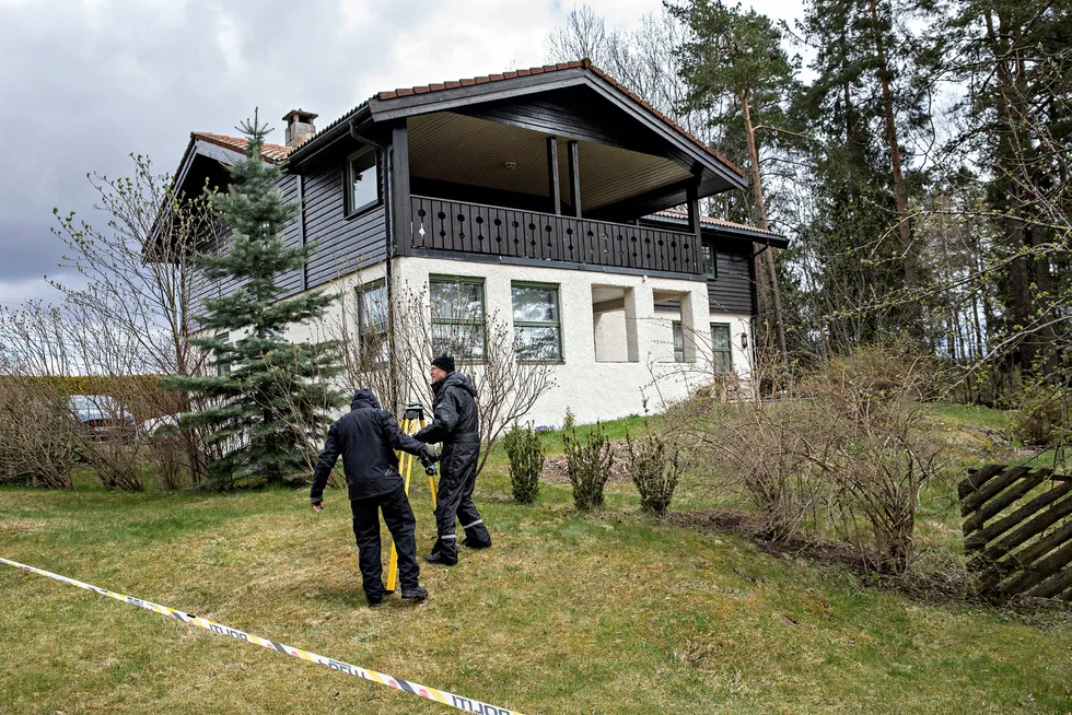 Anne-Elisabeth Hagens ektemann Tom Hagen er blitt pågrepet. Politifolk, etterforskere, åstedsgranskere og søkehunder er i parets bolig på Lørenskog.