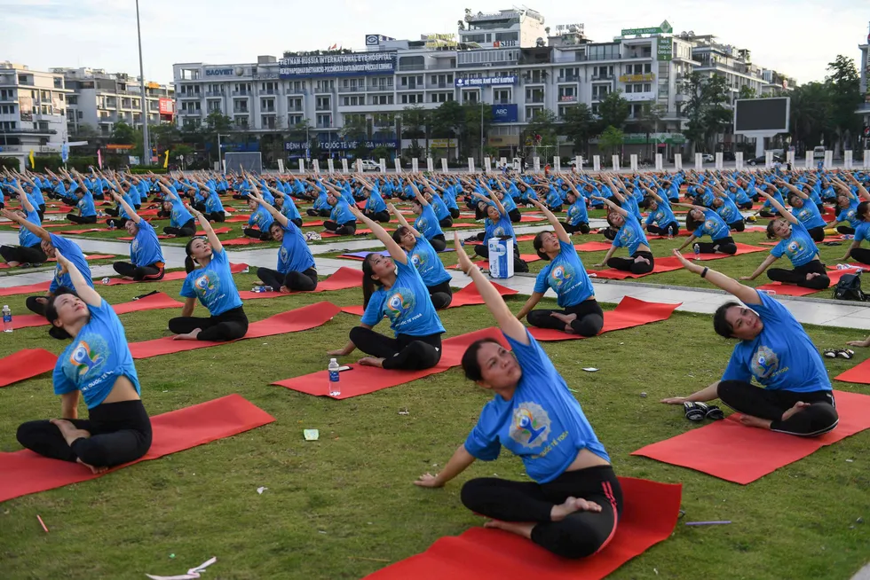 Vietnams økonomi holder en høy hastighet og det kan bli en tosifret vekst i tredje kvartal. Her fra International Yoga Day i Ha Long Bay i juni.