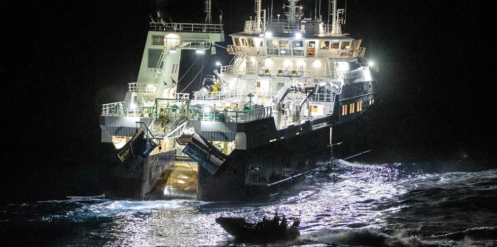 EU-trålere som fisker i fiskevernsonen rundt Svalbard stevnet i fjor høst den norske stat for Oslo tingrett for det de mente var diskriminerende behandling. Nå trekker de stevningen.