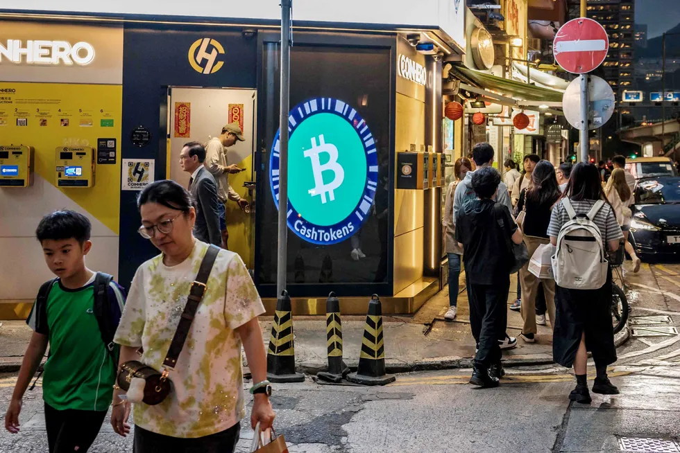 Det er høy volatilitet i bitcoin-markedet i forkant av en av de store begivenhetene i bitcoinuniverset: «halving». Dette skjer på fredag. Her fra et vekslingskontor i Hongkong denne uken.