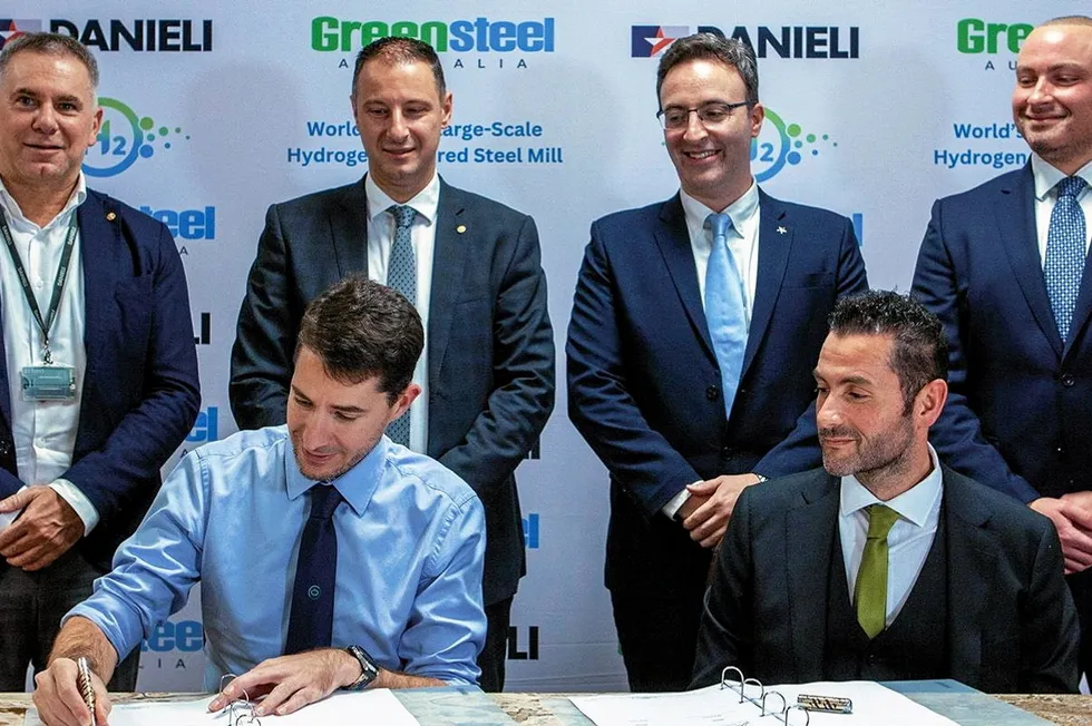 Executives from Danieli and Greensteel Australia sign contract for hydrogen-heated rolling mill.