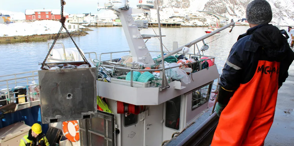 Fisket tar seg opp i Lofoten nå. Her leverer «Fugløyfisk» dagens fangst i Henningsvær i forrige uke.