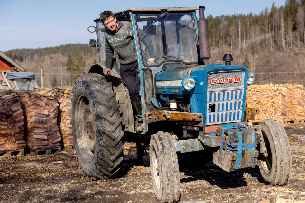 Eyvind Lier (26) produserer ved og kjøtt på gården sin i Indre Østfold. 20–30 prosent av omsetningen kommer i form av betalinger i bitcoin.